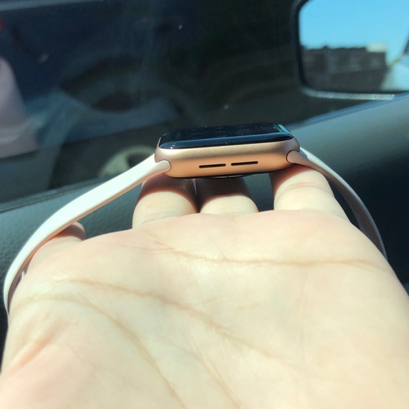 Rose Gold Series 4 Apple Watch - Picture 4 of 5